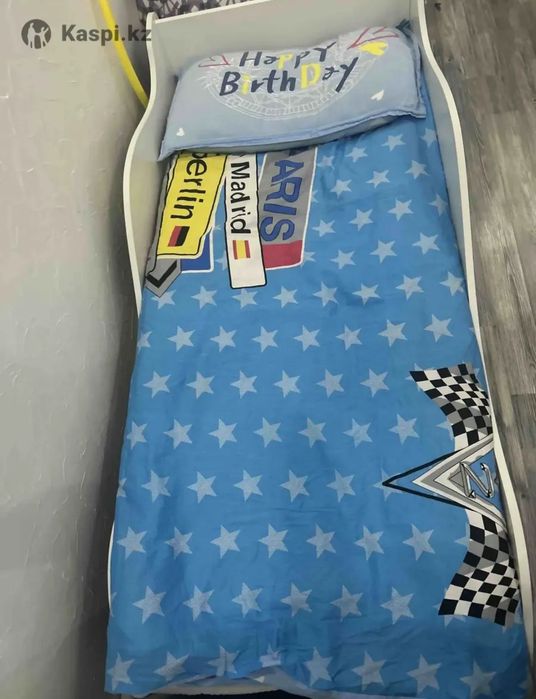 Детская кровать машина