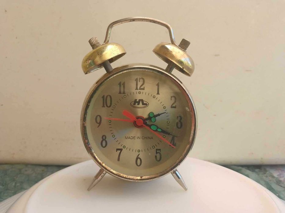 Ceas desteptator de masa/birou - mecanic HL fabricatie CHINA .