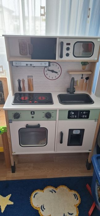 Bucatarie din lemn 250 lei + Magazin din lemn cu accesorii 250 lei