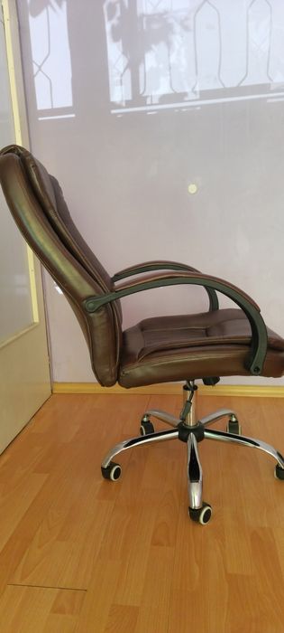 Кожен  офис стол