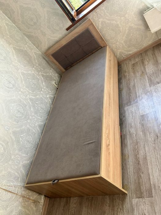 Кровать для спальни в отличном состоянии