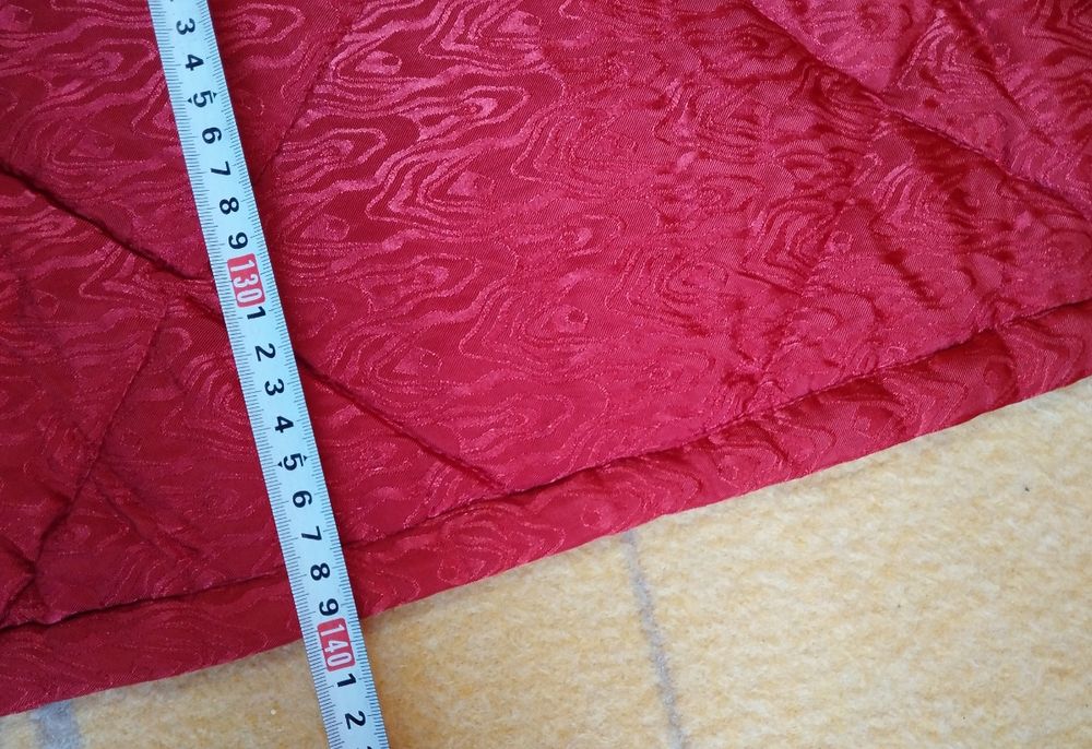 Продавам чисто нова,зимна,двулицева,капитонирана завивка.