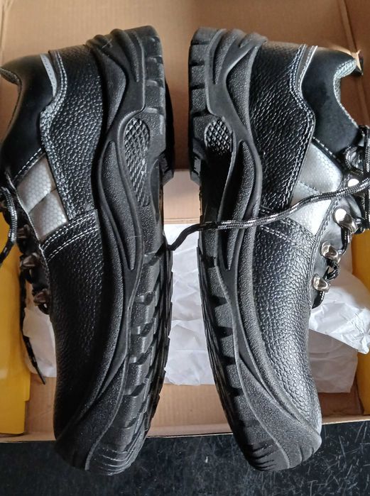 Нови работни обувки, номер 44