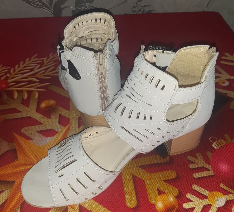 Продаются женские босоножки