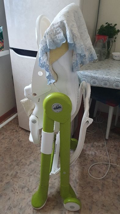 Детский столик, ходунки и стульчик для купания.