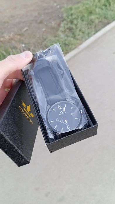 Часы чёрного цвета с ремнем