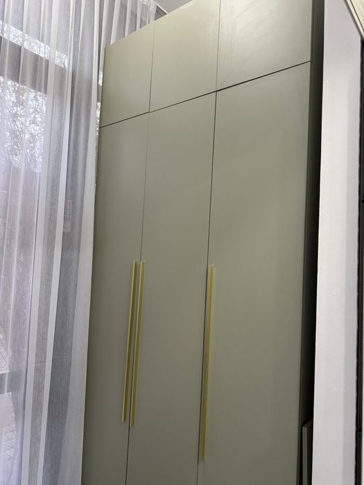 Шкаф и туалетный столик с зеркалом с подстветкой.