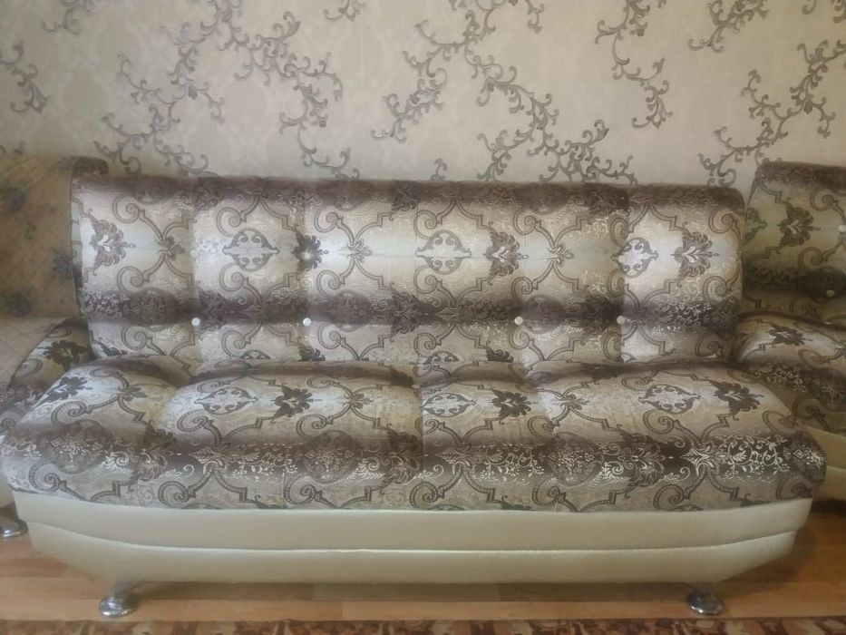 Диван и два кресла.