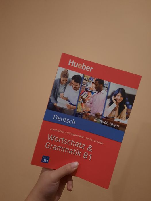 Помагала по английски и немски език