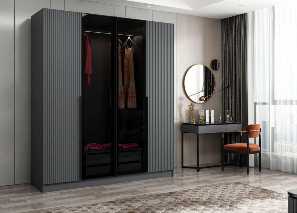 Модерен гардероб със стъклени врати