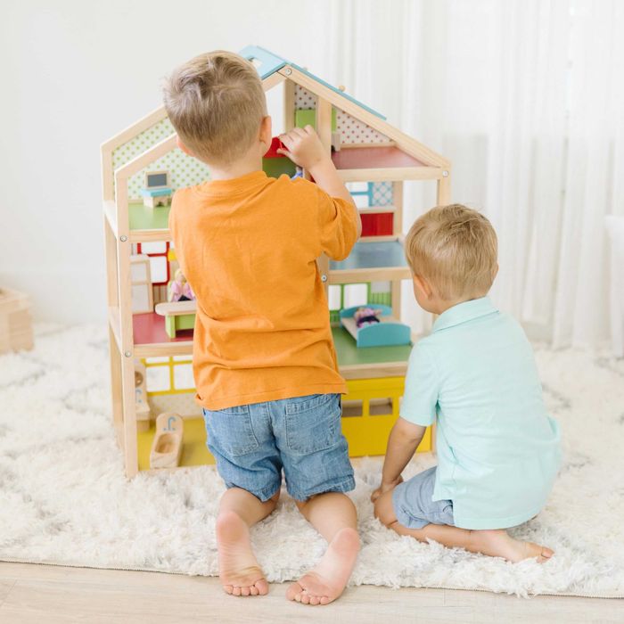Дървена къща за кукли с обзавеждане и асансьор Melissa and Doug