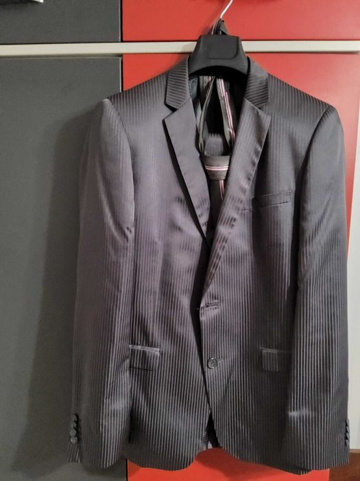 Продавам абитуриентски костюм