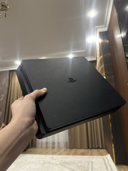 Продам Пс 4 слим 2 оригинал джойстика 5 игр