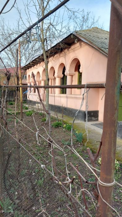 Casa bătrâneasca de vânzare
