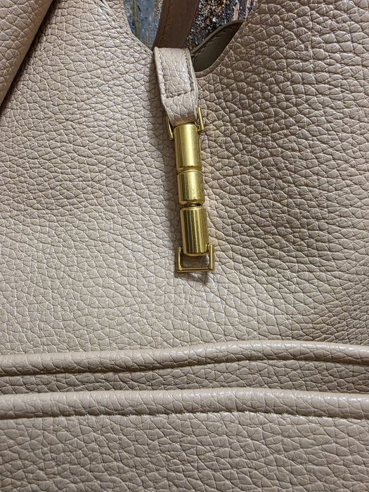 Стилна дамска чанта в нежно бежово – елегантен и модерен модел