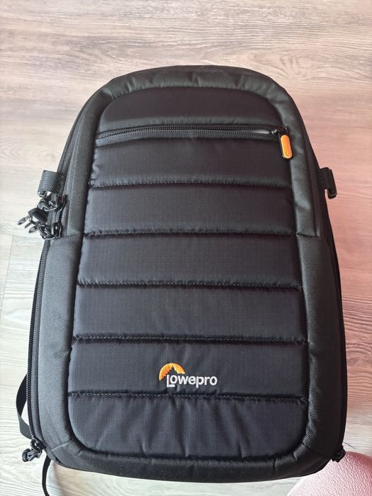 Sony A6400, obiectiv kit 18-135 mm + ghiozdan lowepro + card 128 GB