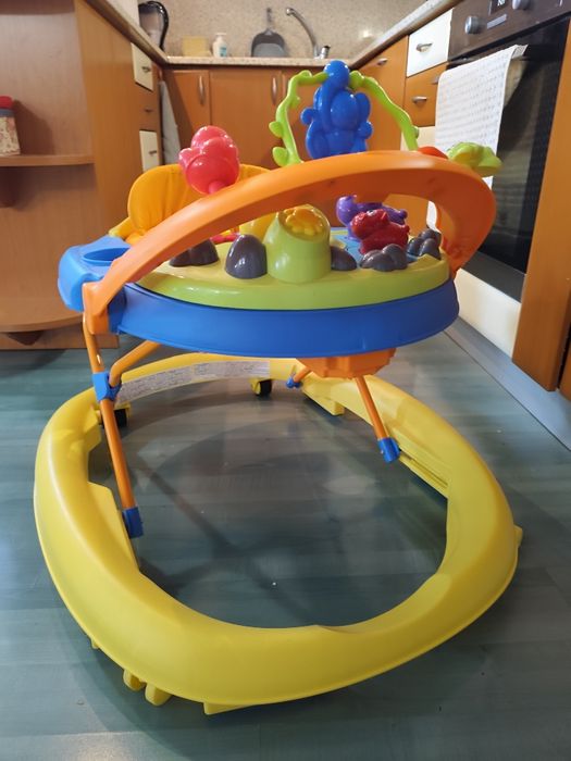 Chicco Walky Talky- бебешка проходилка

В много добро състояние, ползвана е няколко пъти!
Панел с многобройни функции и мелодии;
Интерактивен борд, ко