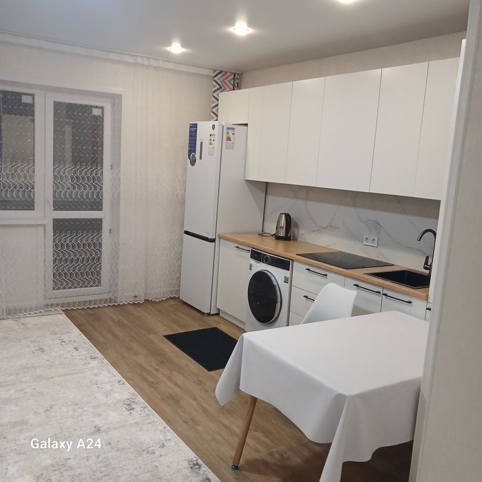 Кухонныи стол с 4 стульями новыи