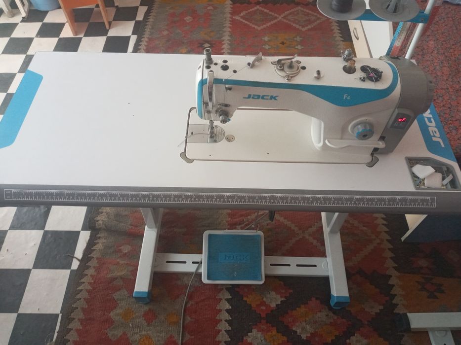 Тикув машинкаси F4 , holati yangi, kelishilgan narxda beraman