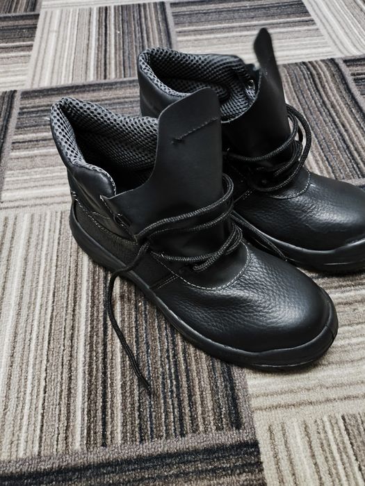 Продам новые ботинки