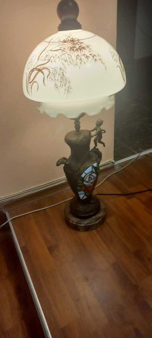 Продавам настолна лампа италианска Тифани