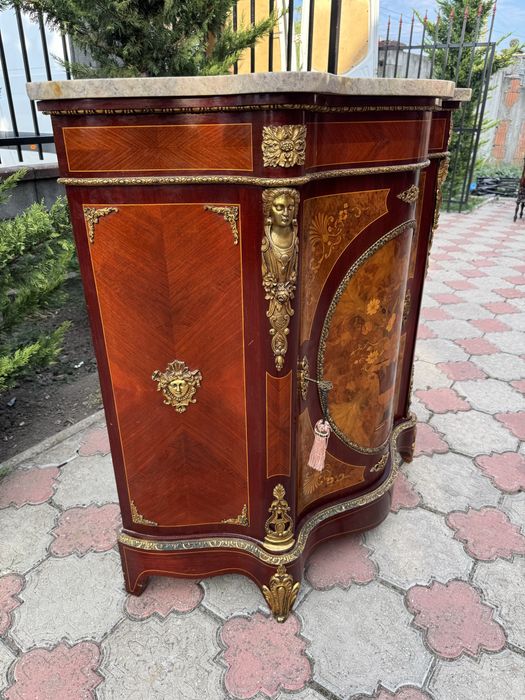 Comoda din lemn masiv cu intarsii, elemente bronz si blat marmura