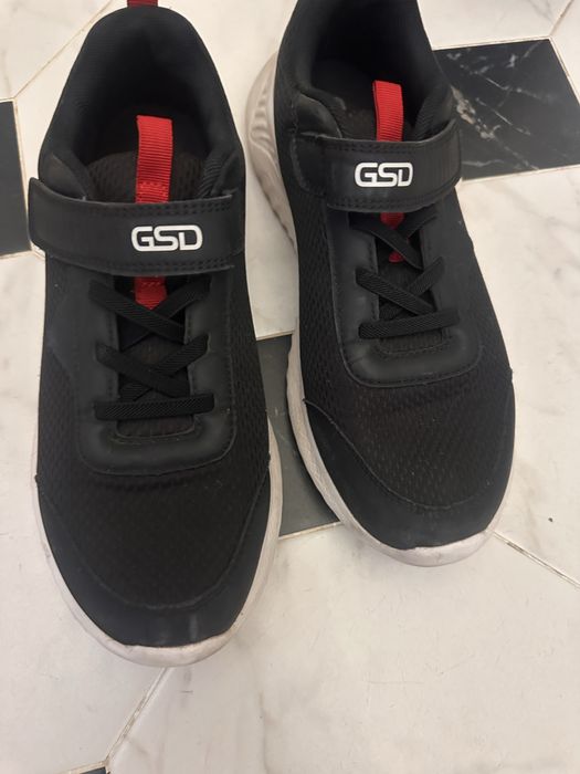 Продаю кроссовки