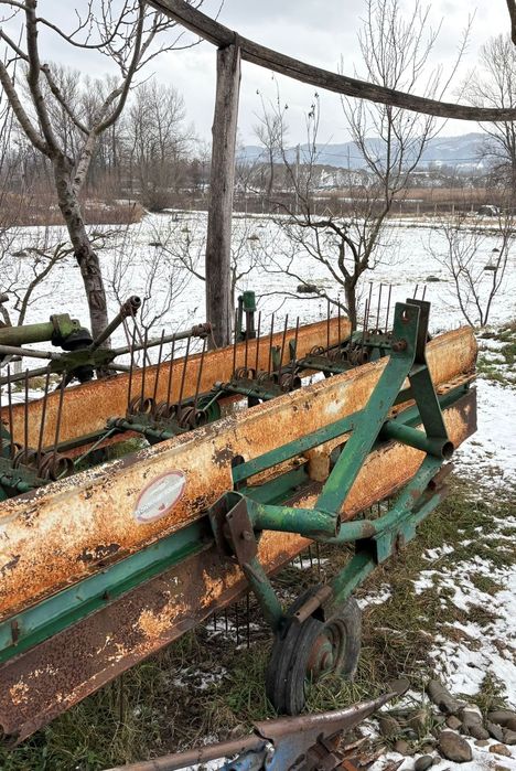 Vând.       greblă