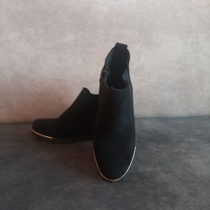 Дамски велурени боти.