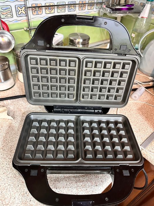 Вафельница в отличном состоянии