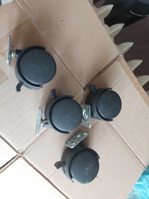 Set 4 Rotile Pivotante pentru Mobilă, cu Frână și Placă Metalică, Negre