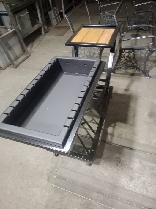 Стол с мангалом.