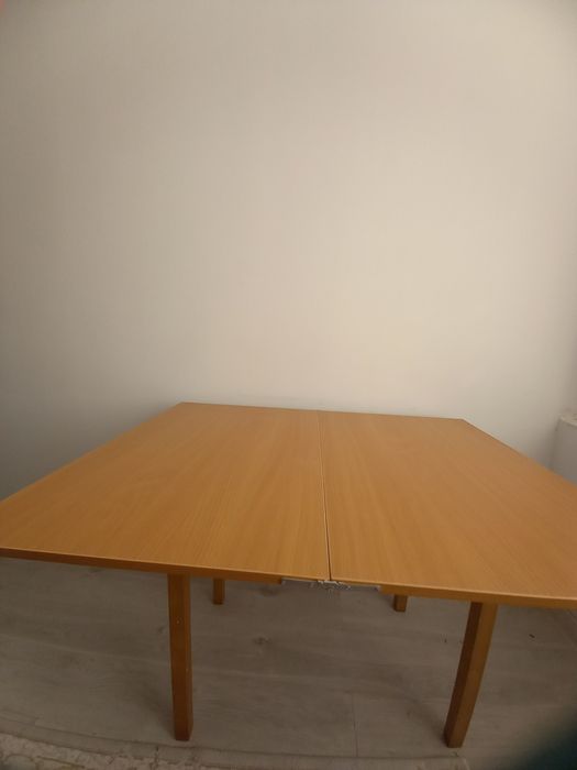 Продам стол обеденный