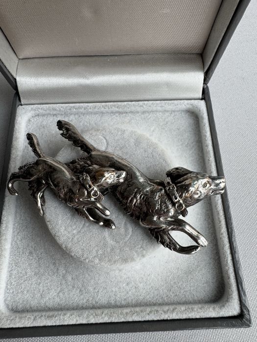 Brosa din metal comun placata cu argint