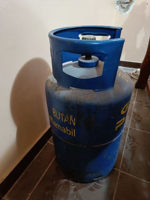 Vând două butelii pentru gaz