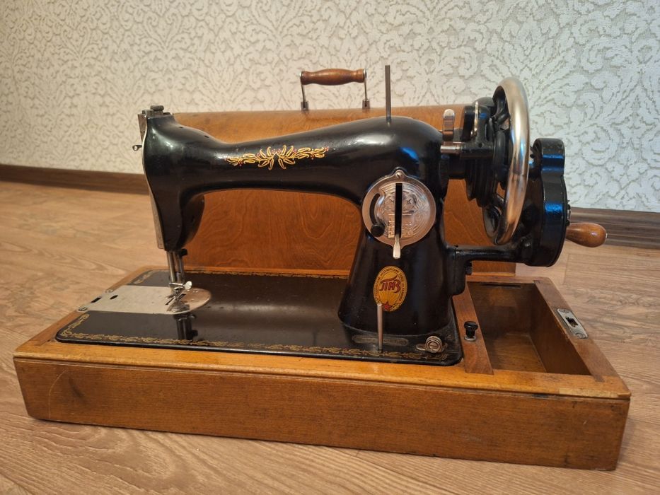 Механическая швейная машинка