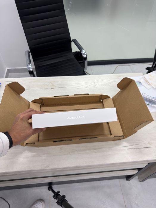 Macbook NEO 8/256gb Silver