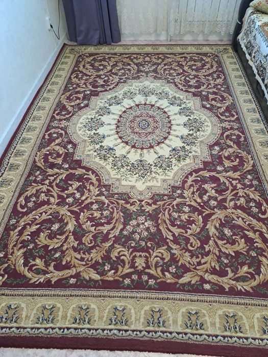 Продам ковёр 2 на 3 в хорошем состояний подойдёт как в зал так и  а ко