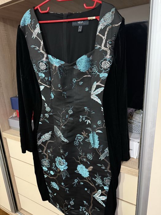 Rochie de seara din catifea  cu model brodat cu motive florarle !