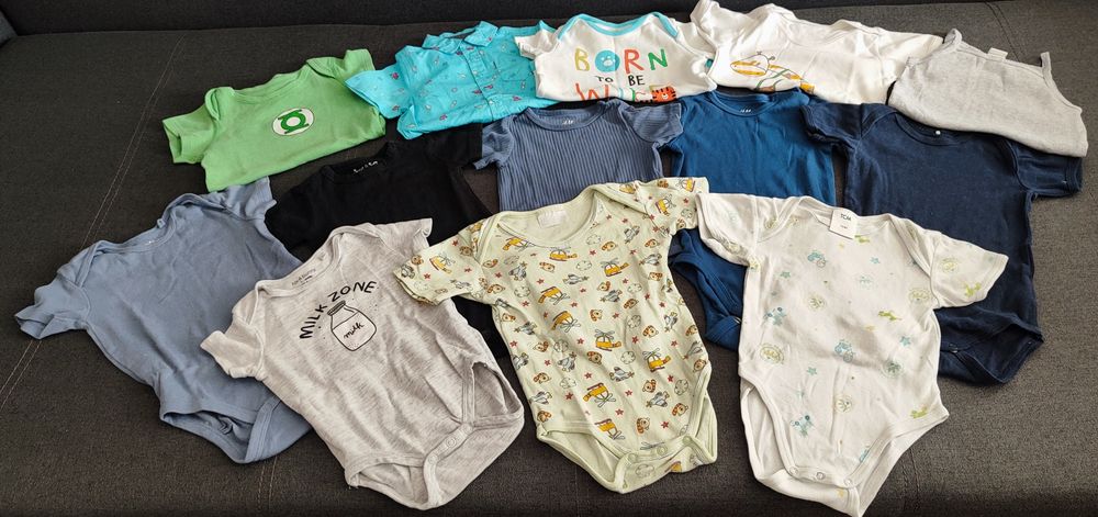 Lot body-uri bebeluși 68–74, mânecă scurtă – 13 buc.
