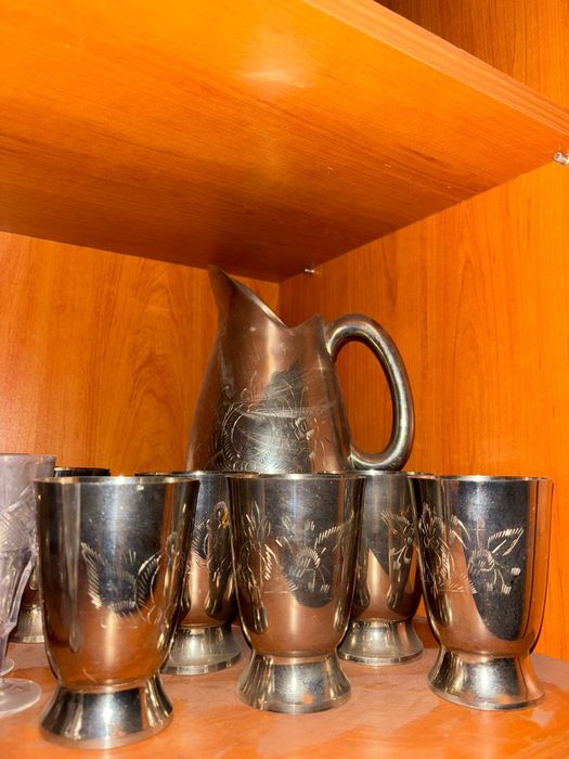 Продам кувшин с шестью стаканами