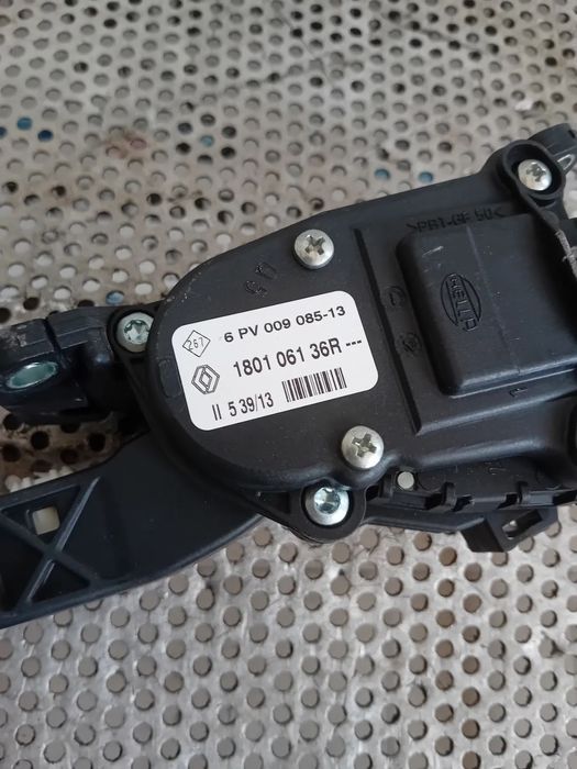 Pedala Acceleratie Dacia Duster 1.5 Dci Motor K9KR858 Cutie Manuala 4X4 TL8B005 Cod 18010613R