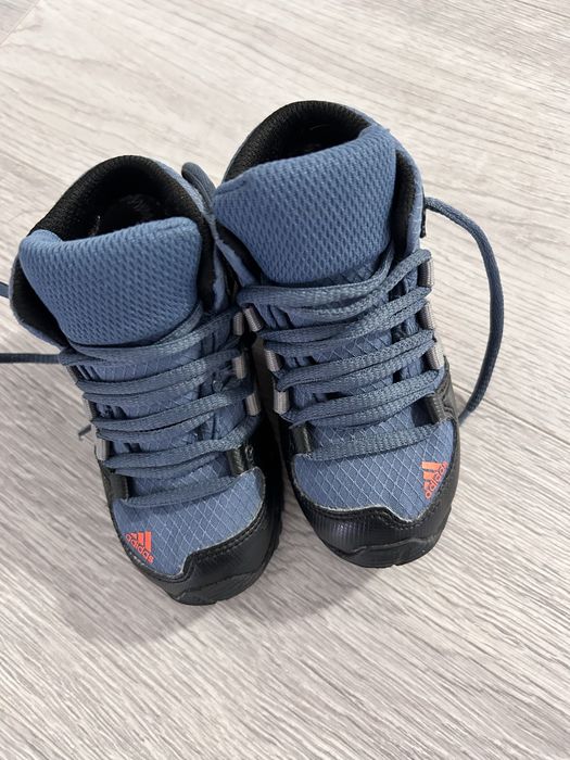 Incaltari cu aderenta ridicatadidas