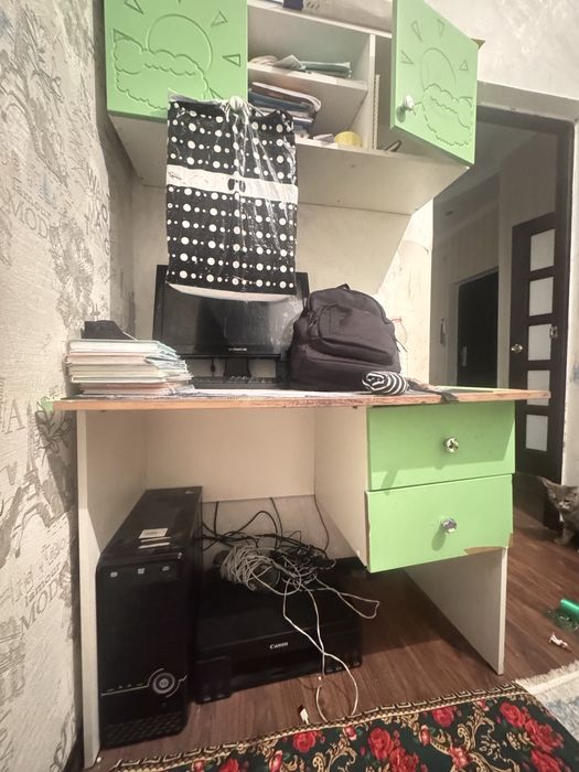 Кровать двух этажный , стол для компьтеров