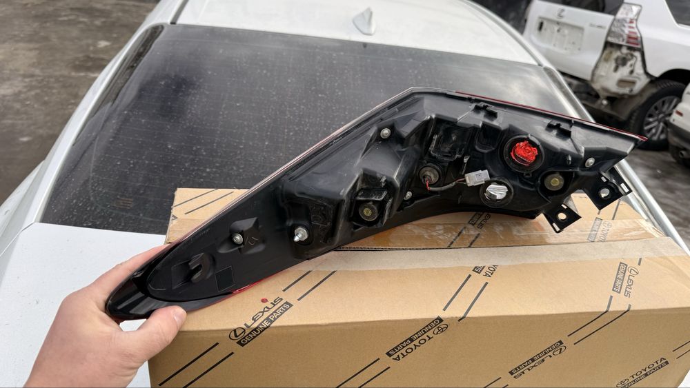 Задний фанарь на крыле левый камри 70