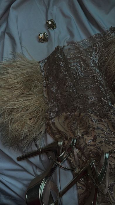 Дамска рокля с пера