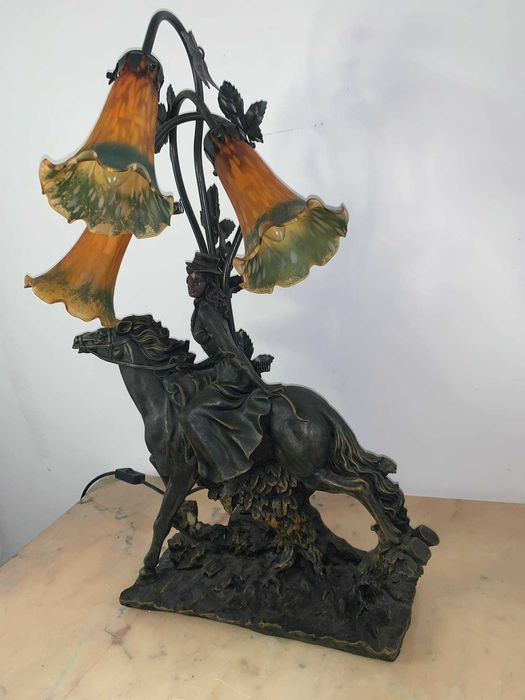 Lampa veioza scena galanta