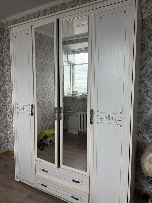 Продаю спальный гарнитур