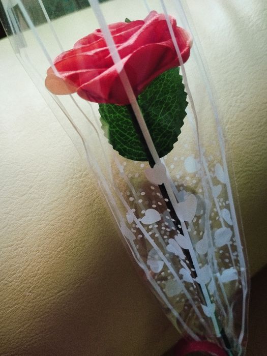 Trandafiri satin realizați manual