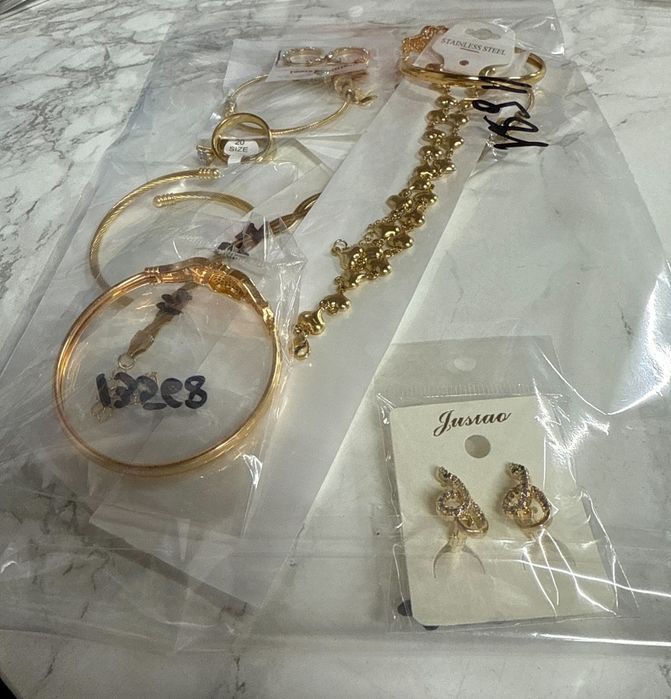 Мистериозна торбичка с бижута с 10бр висококачествени бижута.